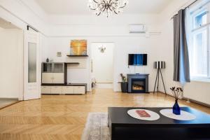 Dohany Synagogue Elegant 2BR 2BATH & Balcony