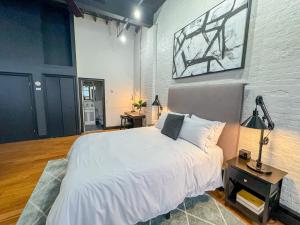 Expansive Back Bay Loft, Sleeps 4, 1B1B