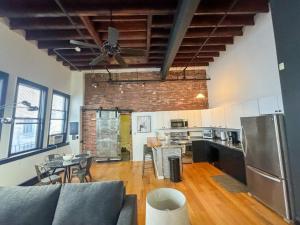 Expansive Back Bay Loft, Sleeps 4, 1B1B