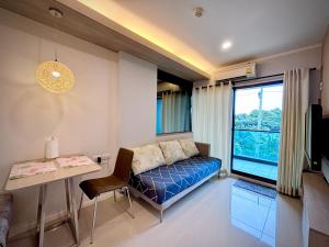 LPN Cha-am Beachfront Wifi 10 meters to beach 1BR ติดทะเล