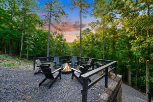 Luxury Mountain Cabin with Hot Tub & Game Room