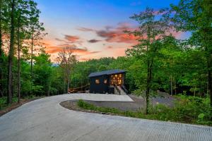 Luxury Mountain Cabin with Hot Tub & Game Room