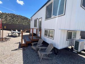 Tiny Home Lodge Near Zion and Bryce National Park Breathtaking Views Hot Tub