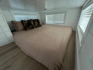 Tiny Home Lodge Near Zion and Bryce National Park Breathtaking Views Hot Tub