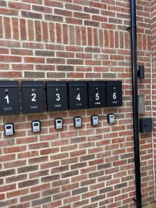 Elegant Retreat 6 Mins Drive from Ferry With Free Parking