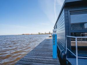 Luxury Houseboat Getaway