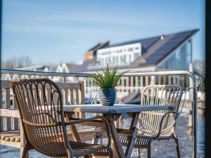 Houseboat at Marina with Lake Views