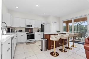 Comfortable 6-Bedroom Getaway Near Top Attractions