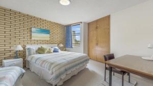 7 Flynns Beach Apartments