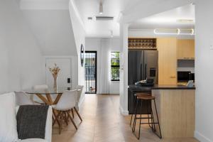 East on King - Minutes to Dining, Parklands & CBD
