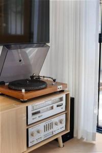 East on King - Minutes to Dining, Parklands & CBD