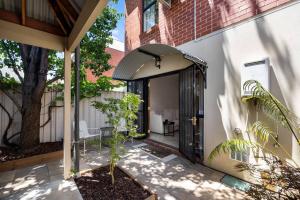 East on King - Minutes to Dining, Parklands & CBD