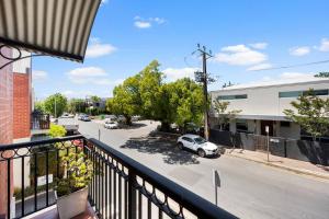 East on King - Minutes to Dining, Parklands & CBD