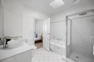 East on King - Minutes to Dining, Parklands & CBD