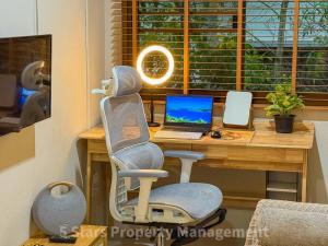 Hidden Gems - 5 min Beach, Soft Mattress, Cozy Balcony, Work & Workout zones