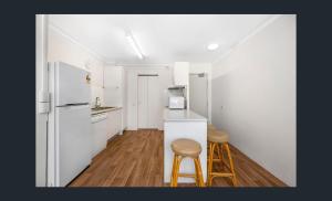 Breezy beachside budget unrenovated apartment in resort style - pool, sauna, & spa Sandcastles 208