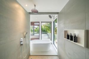 Lima House - 3BR Villa Walk to Batu Bolong Beach