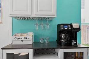 Charming & Convenient - Sleeps 12- Outdoor Kitchen