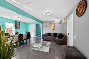 Charming & Convenient - Sleeps 12- Outdoor Kitchen