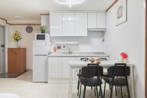 서울 홍대 아지트게스트하우스 홍대입구역 7번출구 넓은공간 사랑스런집