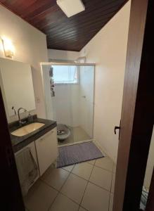 Apê à beira-mar aconchegante com sacada gourmet