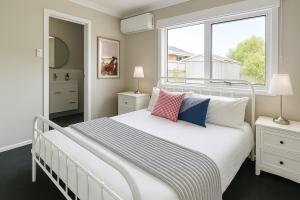 4BR Dual-Living Beach House Walk to Coast