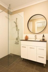 4BR Dual-Living Beach House Walk to Coast