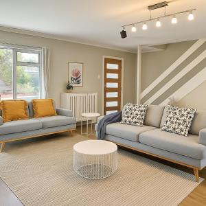 4BR Dual-Living Beach House Walk to Coast