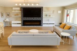 4BR Dual-Living Beach House Walk to Coast