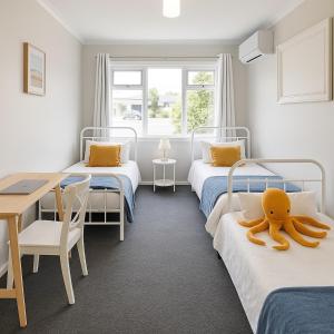 4BR Dual-Living Beach House Walk to Coast