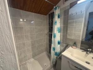 Appartement T3 aux Angles avec balcon et vue lac - FR-1-593-143