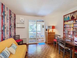 Studio à Saint-Cyr-sur-Mer avec terrasse et parking privé - FR-1-770-74