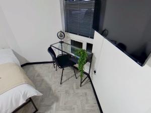 Stylish Modern Studio Near MediaCityUK & Manchester Centre - Free Parking - Sleeps 2 Enjoy