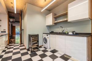 Gulmohar527 3BHK Service Apartment Defence Colony