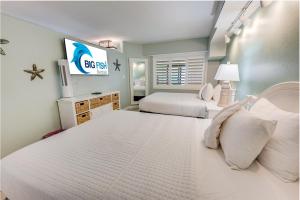 Seaside condo w hot tub & balcony