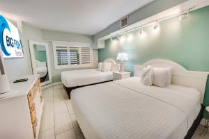 Seaside condo w hot tub & balcony