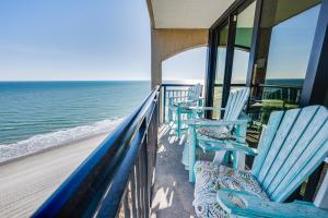 Seaside condo w hot tub & balcony