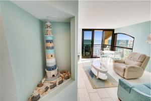 Seaside condo w hot tub & balcony