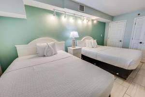 Seaside condo w hot tub & balcony