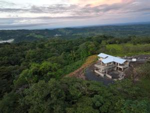 Villas Jawara ! Un Volcán en su Jardín !