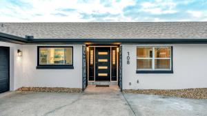 Lake, Pool, HotTub, Game Room, 8 Beds, Sleeps 17