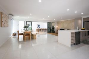 Le Palmier - coastal charm minutes from the beach