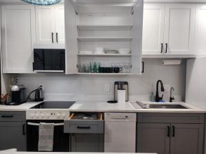 Modern Luxury 2-Bedroom Executive Residence Near MetLife & NYC