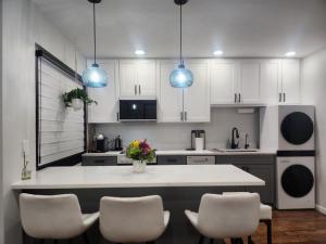 Modern Luxury 2-Bedroom Executive Residence Near MetLife & NYC