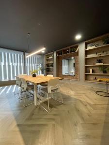 Air Conditioning, Pool, Bedding Towels, Gym, Wifi 6, Free Parking Level 20