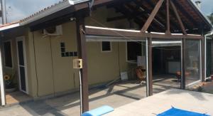 Casa com piscina no Laranjal