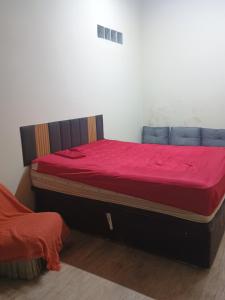 Casa com piscina no Laranjal