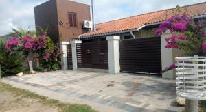 Casa com piscina no Laranjal