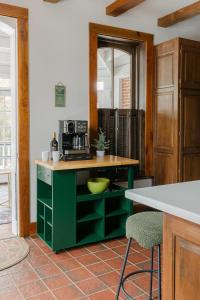 The Loudonville - A Historic Modern Retreat