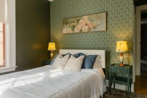 The Loudonville - A Historic Modern Retreat